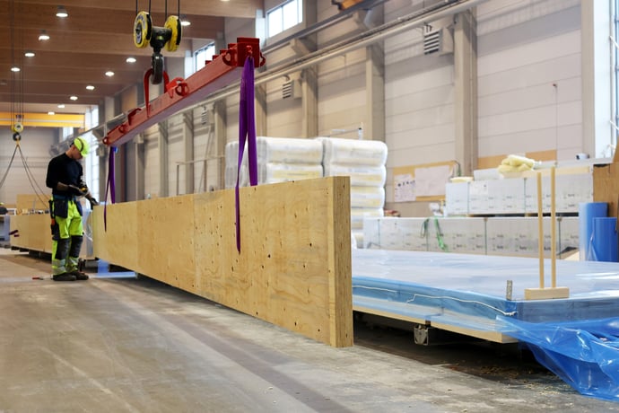 LapWallilta kattoelementit Metsä Woodin kertopuutehtaalle.