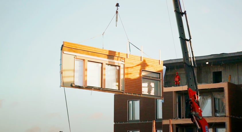 Katso videolta, miten hoituu kerrostalon kuorielementtien asennus.