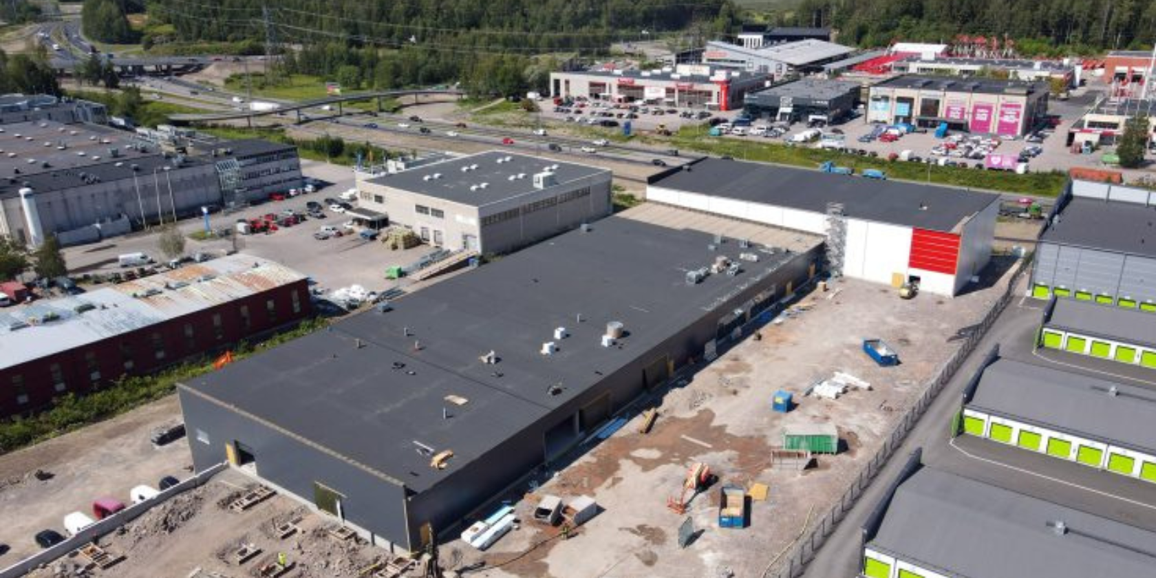 lapwall-toimitti-kattoelementit-variston-liikekeskukseen